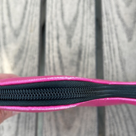 Betsey Johnson Luv Betsey Fushia Heart Wristlet - Picture 7 of 11